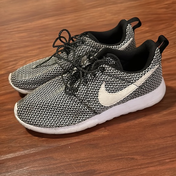 Nike Roshe 6 youth- fit my women’s 7.5-8 size feet - Picture 2 of 2